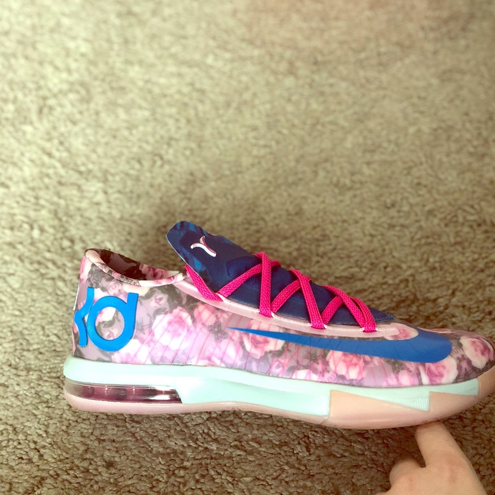 KD limited edition - BC Sneakers. GS 5.5 - Women 7